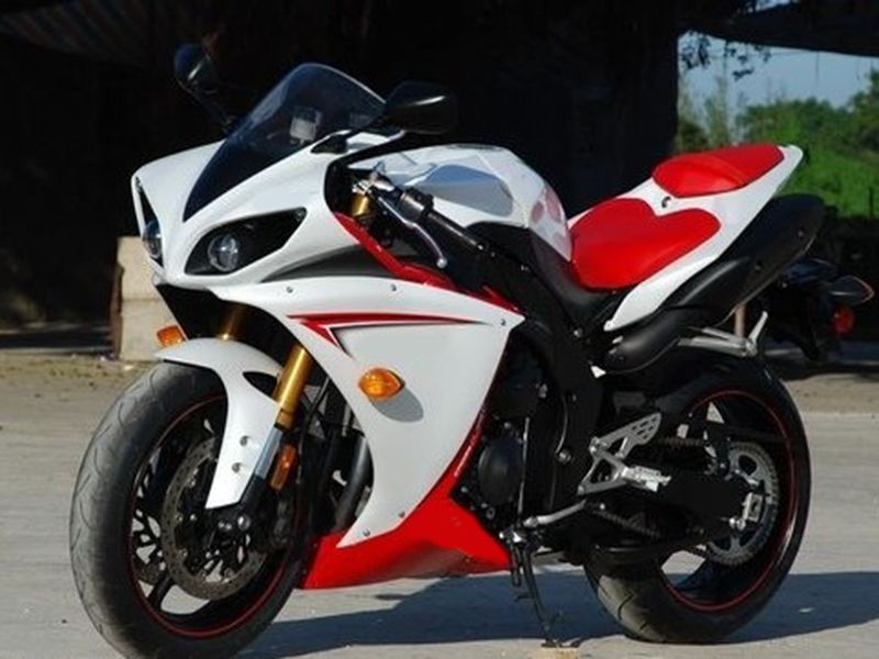r1 white red